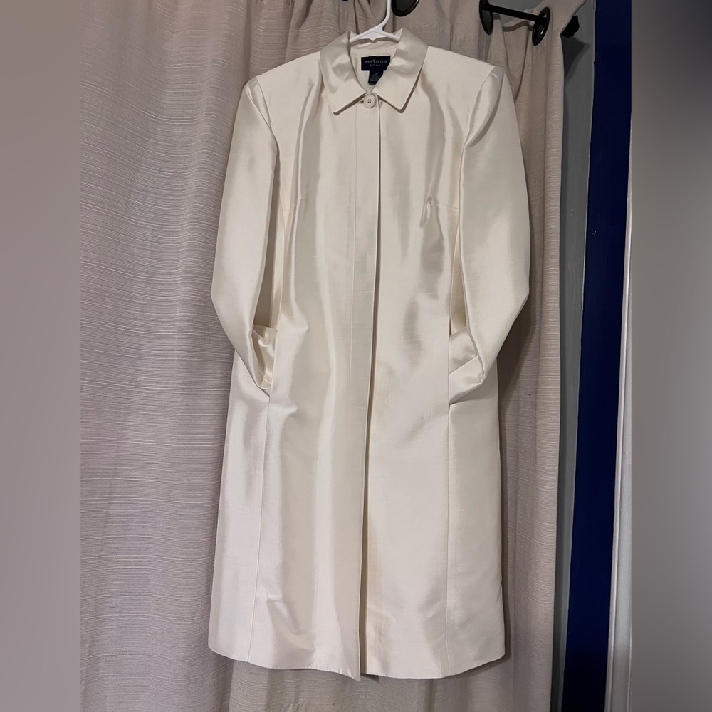 Ann Taylor Coat. Size 6P. Pearl color. Excellent Conditions. Bone white color.